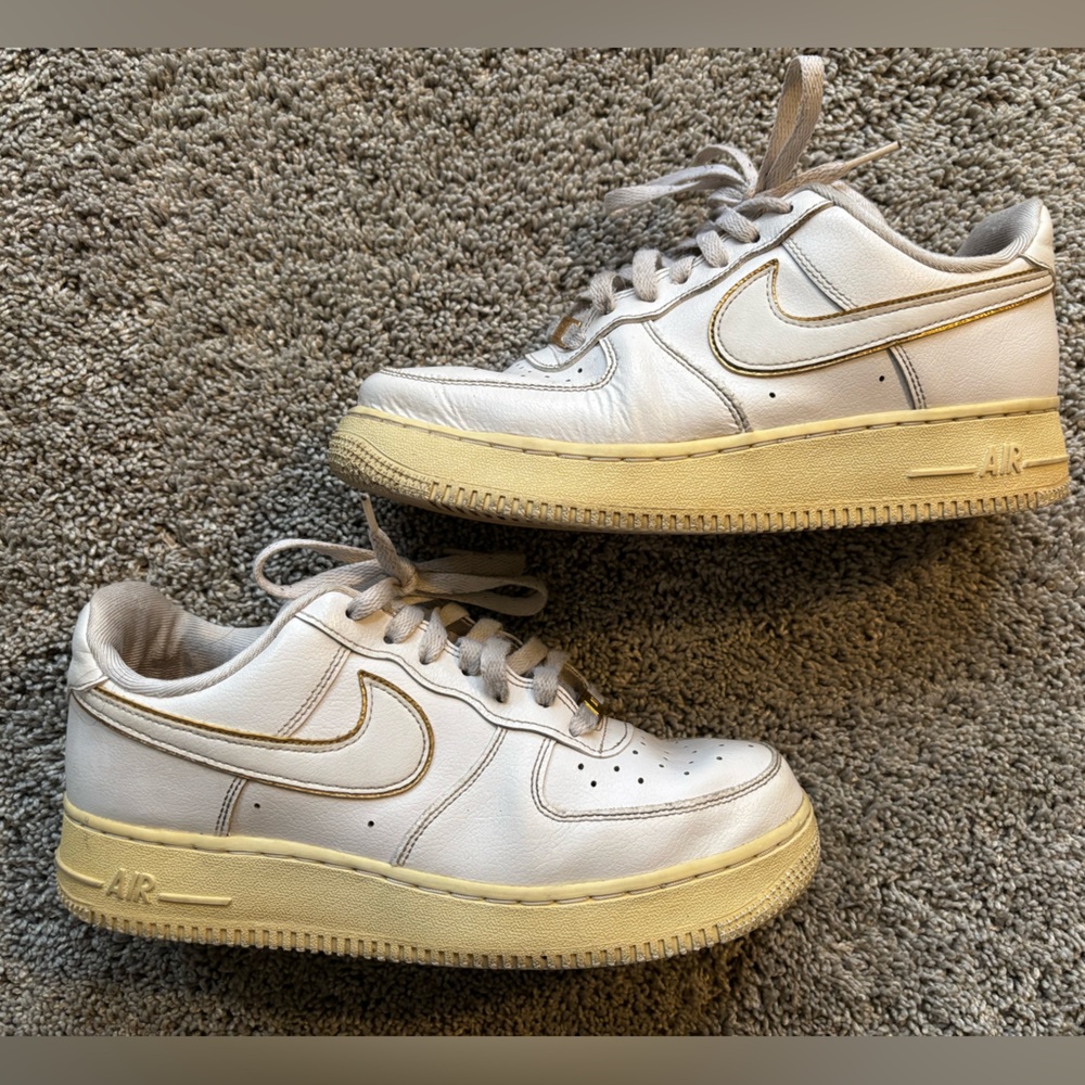 Nike Air Force 1 Women’s Athletic Shoes White Gold Accents Size 8.5